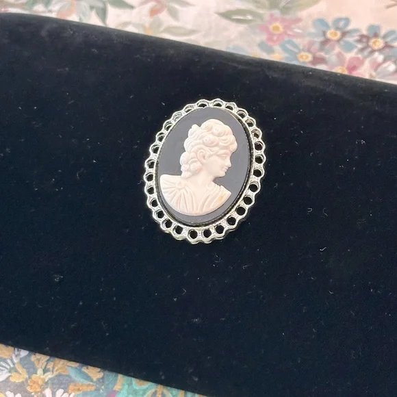 Vintage Black & White Cameo Brooch/Pendant Victorian Revival Shabby Chic - Picture 6 of 10